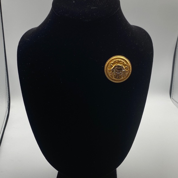 VINTAGE FENDI GOLD PLATED CRAB (SCORPION )?BROOCH - Picture 3 of 5